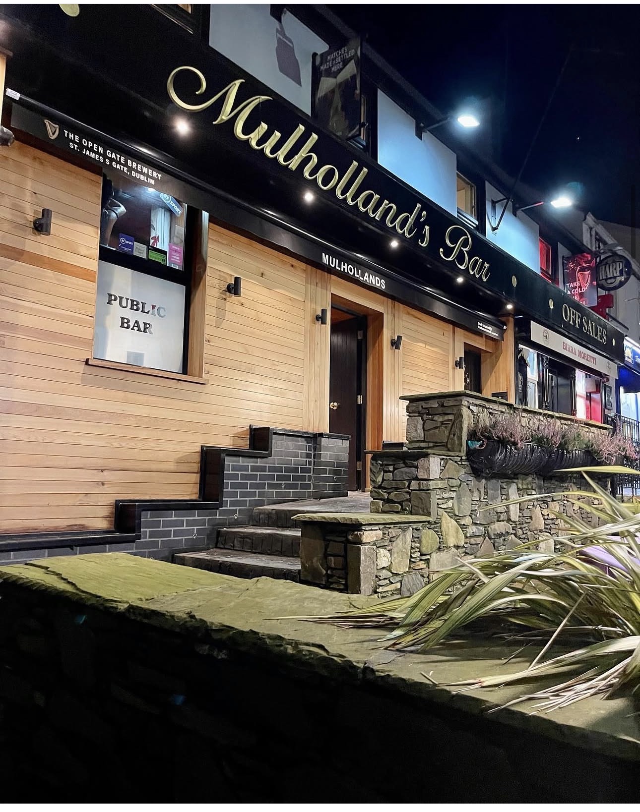 Exterior of Mulholland's Bar and Off Sales, Castlewellan, at night